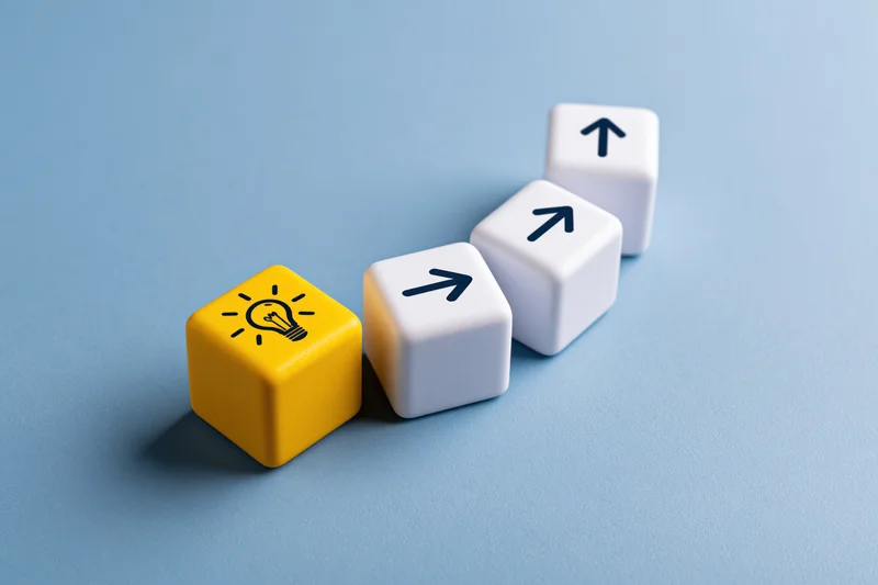 Yellow cube with lightbulb icon followed by white cubes with arrows on blue surface
